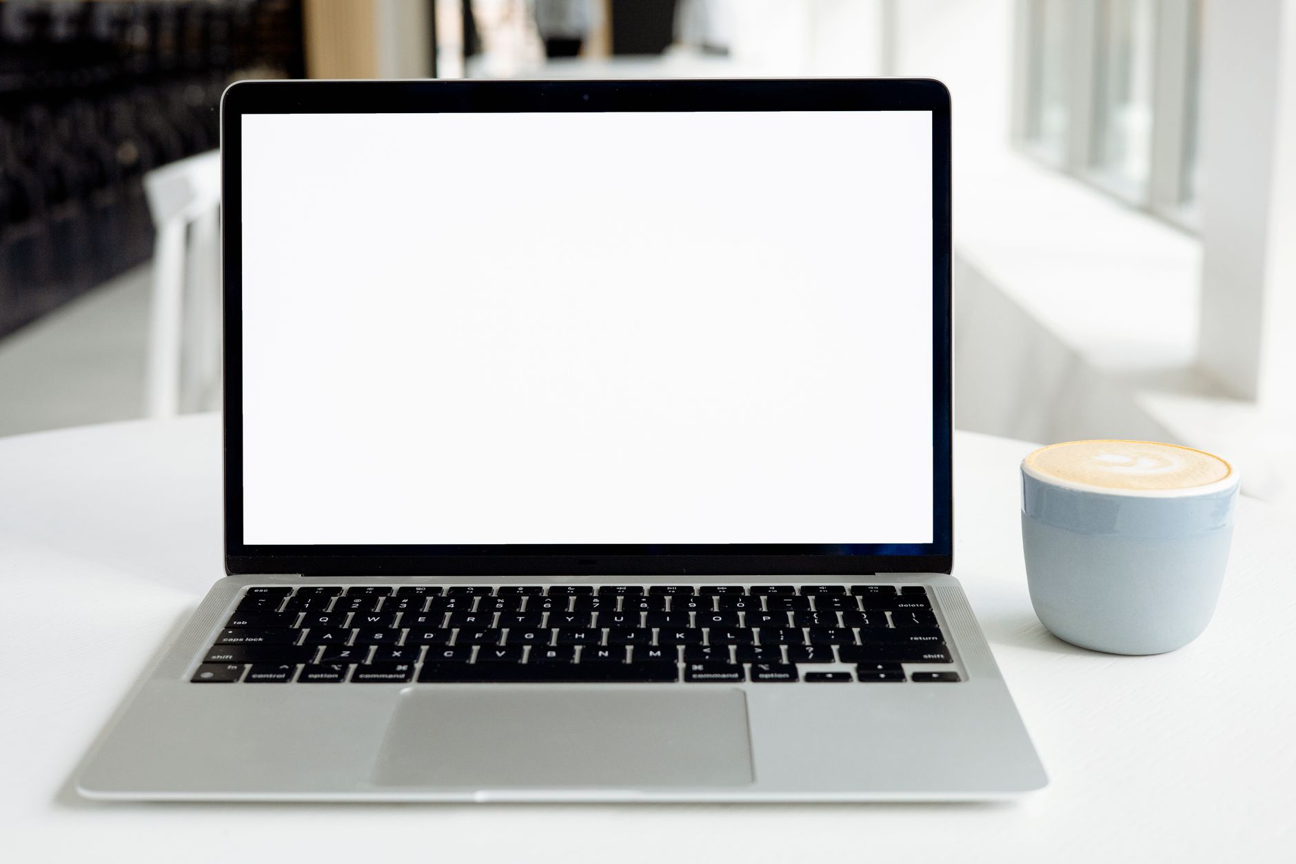 Laptop z otwartą stroną internetową i oknem zgody na pliki cookies
