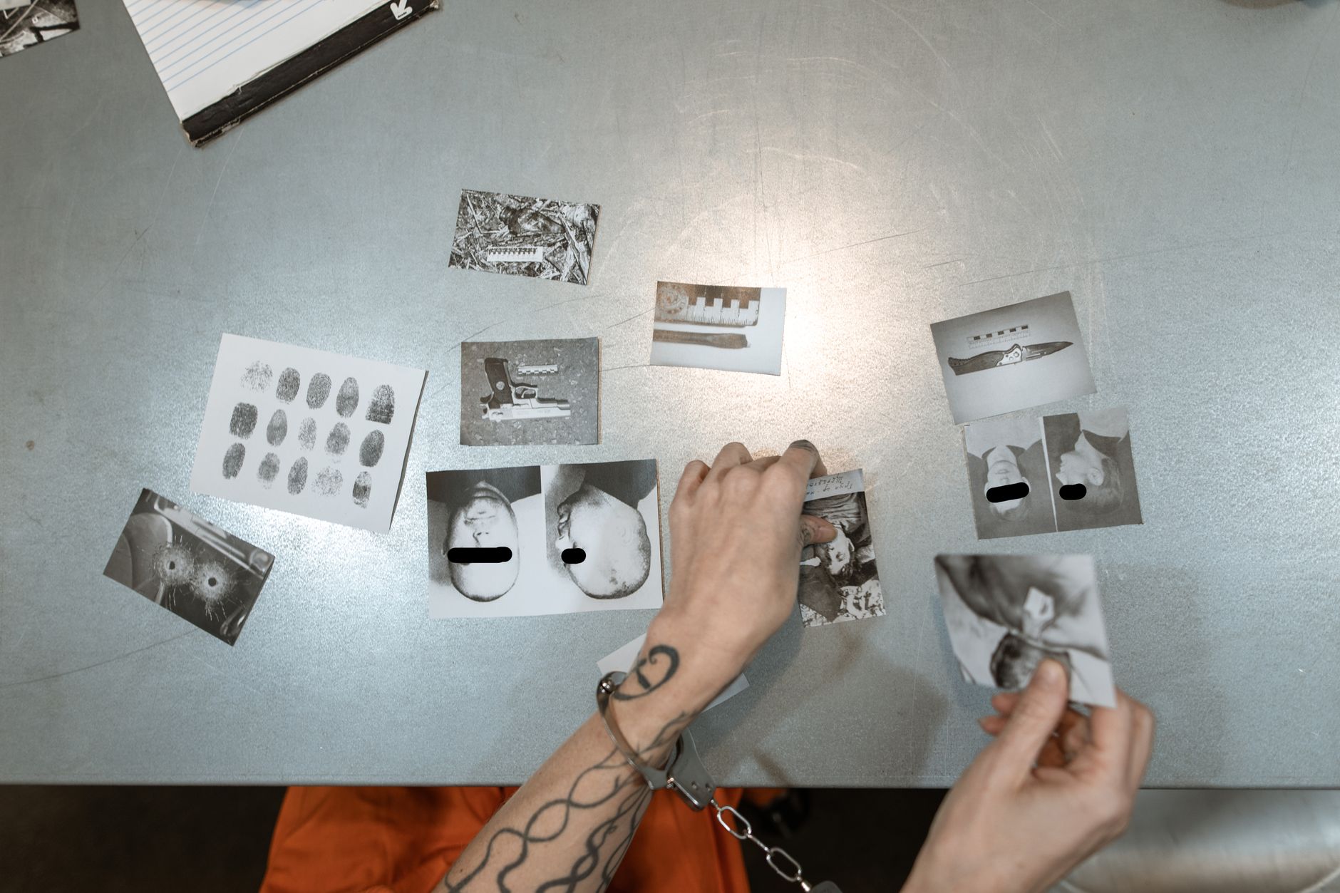 Zdjęcia i próbki produktów rozłożone na stole przed importem do sklepu